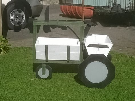 Planter Box Tractor Made from Pallets Design Thanks to Susan Merriman and Pinterst. Made From Pallets, Pallet Designs, Plant Box, Wood Animal, Planter Box, Farm Tractor, Wood Work, Planter Boxes, Tractor