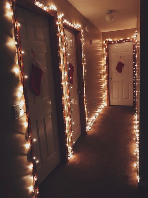 Christmas Dorm, Ideas Decoracion Navidad, Christmas Decorations Apartment, Diy Christmas Lights, Christmas Apartment, Cozy Christmas Decor, Front Porch Christmas Decor Ideas, Porch Christmas Decor Ideas, Christmas Decor Inspiration