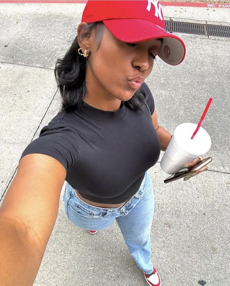 Nyc Hat Outfit Aesthetic, Drink Outfit Friday Night, Cap Outfit Black Woman, New York Hat Outfit Black Women, Visor Hat Hairstyles Black Women, Ny Hat Outfits For Women, Women Fitted Cap Outfit, Outfits With Fitted Hats Black Women, Hat Outfits For Women Black Women