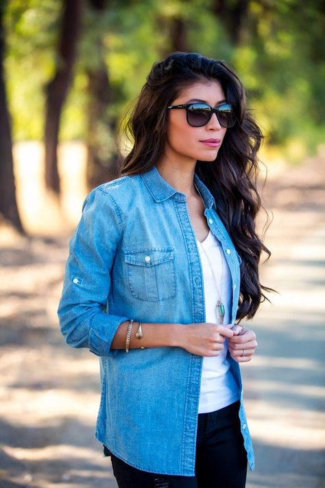 Fall Styling: How to Wear a Denim Shirt & Denim Shirt Outfit Ideas Demin Shirt Outfit, Denim Blouse Outfits, Denim Shirt Outfits, Denim Shirt Outfit Women, Jean Shirt Outfits, Autumn Shirt Outfit, Kemeja Denim, Shirt Outfit Ideas, Denim Shirt Outfit