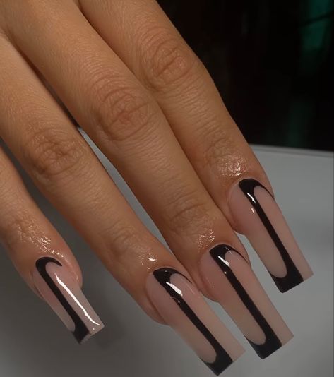 Black Outline Nails Square, Black Outlined Nails, Black And Nude Nail Designs, Black Outline Nails, Black And Nude Nail Ideas, Acrylic Baddie Nails, Nude Nails With Black Design, Black Nude Nails, Biab Designs