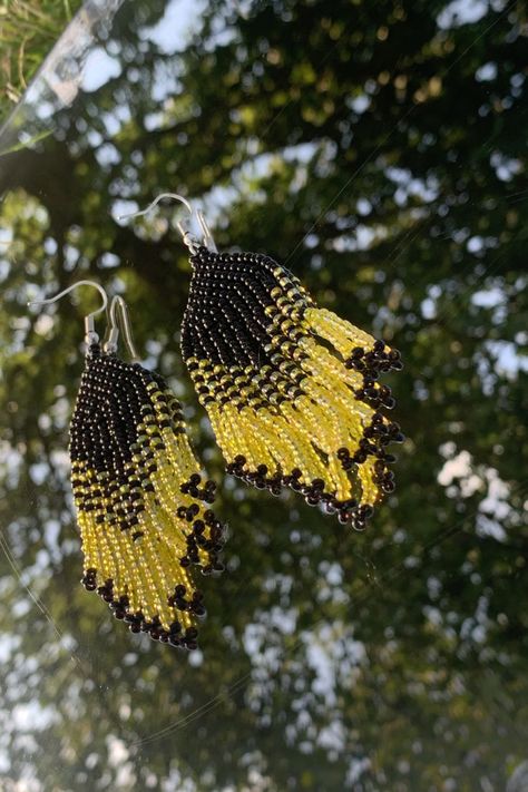 Bumble bee inspired fringe earrings. Handmade, composed of black and yellow seed beads in a geometric pattern, attached to silver plated earring hooks. All items are shipped in an envelope with bubble wrap/ tissue paper for protection and also so that it can fit through a mail box. Earrings come sanitised and ready to use for health and safety. Original design. My messages are open for any questions, requests or suggestions! Check out more from my shop: https://etsy.me/3khyfkY Seed Bead Halloween, Quirky Earrings, Halloween Beads, Bee Inspired, Art Earrings, Earrings Geometric, Abstract Faces, Halloween Earrings, Earring Hooks