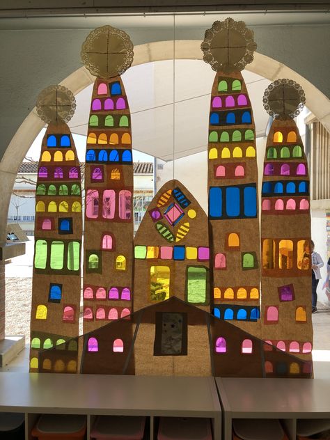 Gaudi Art, Architecture Crafts, معرض فني, Collaborative Art Projects, Casa Halloween, Ecole Art, Art Curriculum, Elementary Art Projects, Artists For Kids