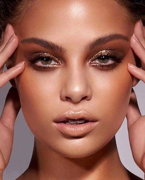 Photographie Glamour Vintage, Bronze Makeup Look, Sun Kissed Skin, Beauty Fotografie, Golden Makeup, Bronze Eye Makeup, Make Up Gold, Gold Smokey Eye, Dag Make Up