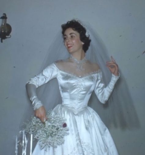 #elizabethtaylor Elizabeth Taylor Wedding, Green Wedding Shoes Bride, Romance Wedding Dress, Taylor Wedding, Celebrity Wedding Dresses, Boda Mexicana, Barbie Wedding, Wedding Gowns Vintage, Vintage Bride