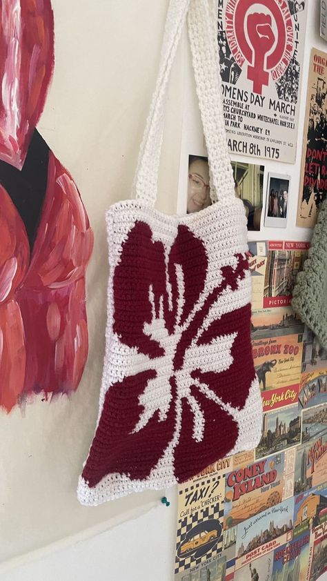 Hibiscus Crochet, Hibiscus Tote Bag, Hibiscus Pattern, Mochila Bag, Graph Crochet, White Hibiscus, Knitting Basics, Pixel Crochet, Tapestry Crochet Patterns