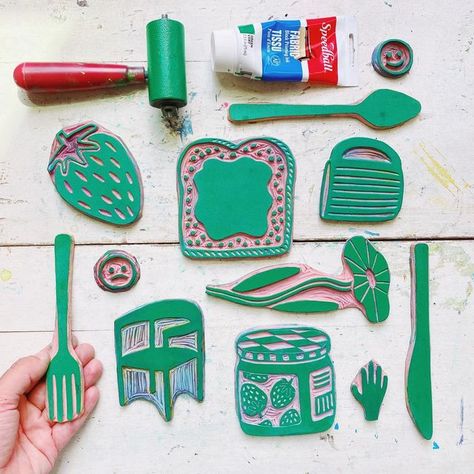 Easy Printmaking Designs, Easy Block Print, Lino Print Illustration, Wood Block Printing Diy, Block Printing Patterns, Easy Block Printing Ideas, Diy Lino Press, Diy Block Printing Stamp, Beginner Block Printing