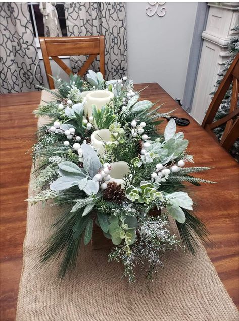 Green And White Christmas Centerpieces, White Christmas Floral Centerpieces, Christmas Table Flower Arrangements, Long Table Christmas Centerpieces, Winter Floral Arrangements Centerpieces, Christmas Floral Designs, Winter Flower Arrangements, Xmas Centerpieces, Christmas Flower Decorations