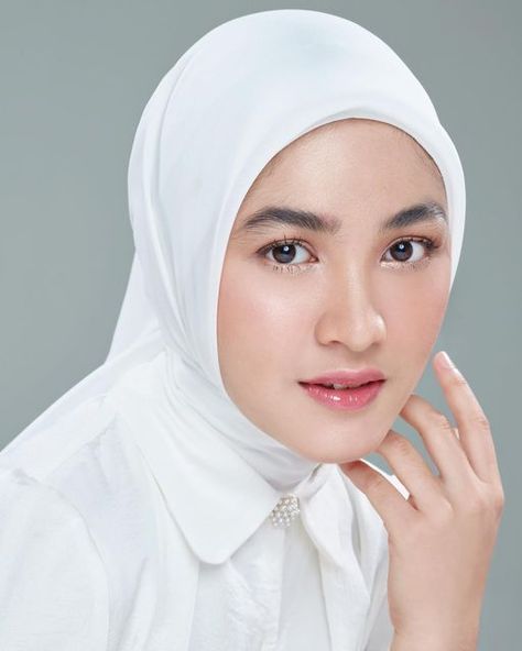 Makeup Looks Hijab, Full Body Whitening, Hijab Photoshoot, Makeup Wisuda, Professional Profile Pictures, Mister And Misses, Neon Photography, Studio Photoshoot Ideas, Body Whitening