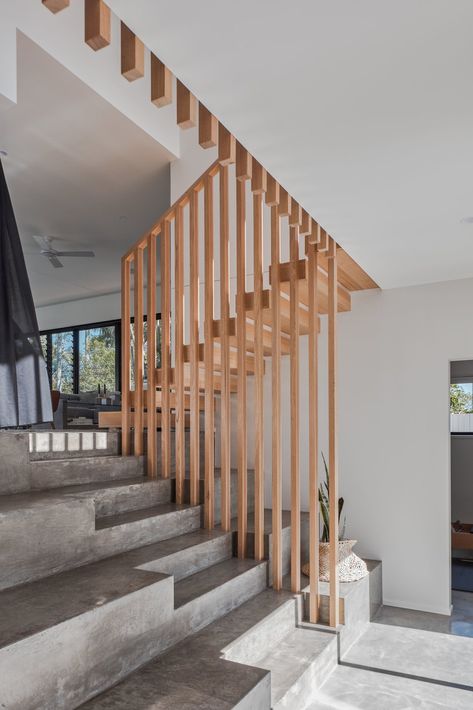 Dwell - A Crisp, New Home Rises Around an Existing Pool in Australia درج السلم, Building Stairs, Oak Stairs, Wood Railing, Concrete Stairs, Stairs Design Modern, Home Stairs Design, Modern Stairs, Lan Can