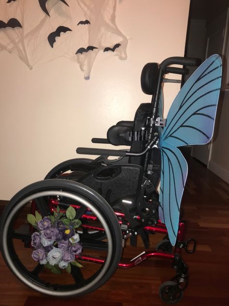 Wheelchair costume Decorated Wheelchair Ideas, Decorated Mobility Aid, Mobility Aids Aesthetic, Decorated Wheelchair, Mobility Aid Decoration, Wheelchair Decor, Wheelchair Cosplay Ideas, Wheelchair Aesthetic, Wheelchair Decorations