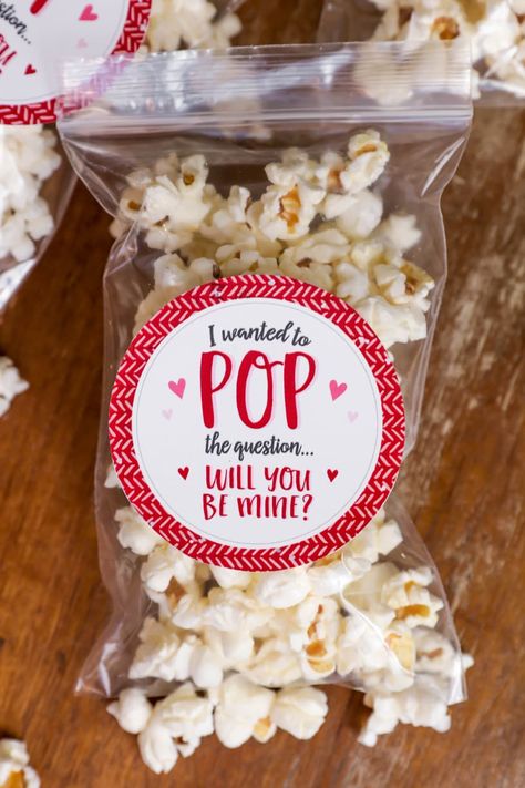 Popcorn Valentine Ideas, Popcorn Labels, Popcorn Valentine, Popcorn Treat, Friend Valentine Gifts, Popcorn Treats, Popcorn Gift, Valentines Gift Tags, Class Valentines