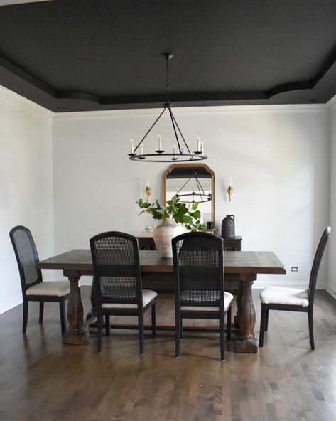 Dining Room Ceiling Ideas, Black Ceilings, Black Ceiling Tiles, Dining Room Christmas Decor, Collected Home, Dark Ceiling, Dining Room Ceiling, Dinning Room Design, Black Dining Room