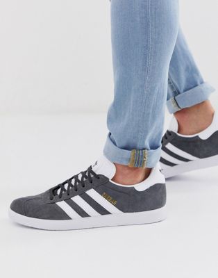 adidas Originals Gazelle trainers in dark grey | ASOS Sweat Adidas, Nike Air Max Jordan, Adidas Shoes Originals, Adidas Originals Gazelle, Basket Noir, Marken Logo, Mens Fashion Casual Outfits, Bracelet Cuir, Adidas Gazelle Sneaker