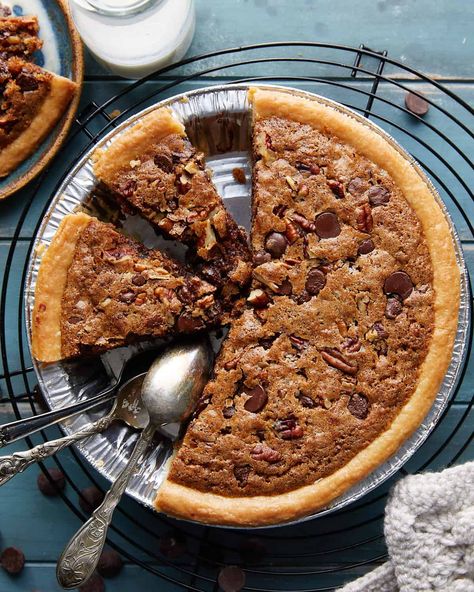 Chocolate Chip Cookie Pie Recipe (Gooey) - Bites with Bri Chocolate Chip Cookie Pie Recipe, Cookie Pie Recipe, Cookie Dough Pie, Chocolate Chip Cookie Pie, Chocolate Chip Pie, Make Chocolate Chip Cookies, Gooey Cookies, Crunchy Pecans, Cookie Pie