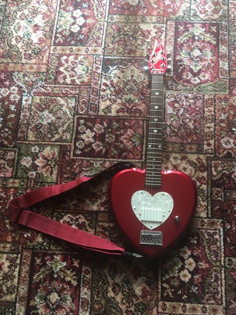 Heart Bass Guitar, Eletric Gutair Red, Heart Guitar, Star Electric Guitar, Eletric Gutair Aesthetic, Eletric Gutair, Violin Design, Electric Guitar Design, Guitar Obsession