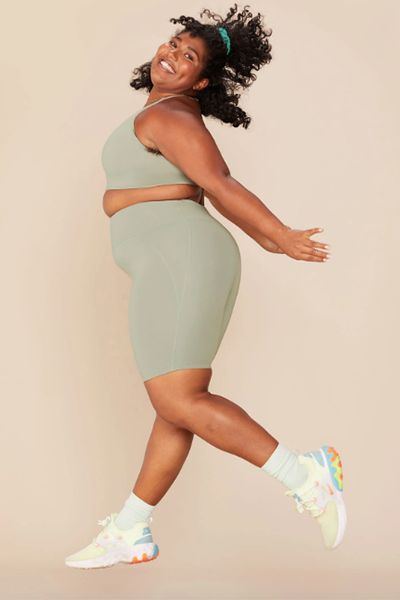 The Best Workout Clothes to Buy RN | The Everygirl Plus Size Posing, Plus Size Brands, Body Reference Poses, Photographie Inspo, Human Poses Reference, Figure Poses, Human Poses, Poses References, Plus Size Models