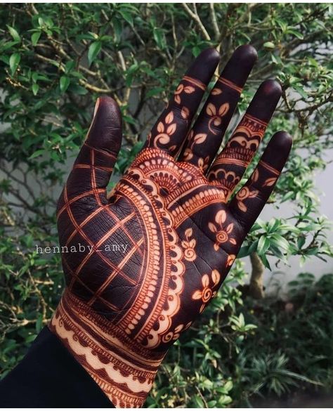 Big Mehendi Designs For Hands, Small Mahendi Design Back, Dark Mehandi Designs, Mhandi Degins For Girl, Dark Mahendi, Dark Mehndi Designs, 3d Mehndi, Mehendi Arabic, Mahendi Designs