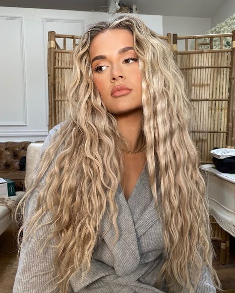 Long Blonde Wavy Hair Extensions, Medium Length Mermaid Hair, Global Bleach Hair, Bleached Wavy Hair, Thermal Hairstyles, Waver Hair Styles, Blonde Mermaid Hair, Long Wavy Blonde Hair, Flip In Hair Extensions