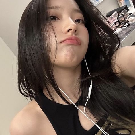 Saerom Fromis 9, Fromis 9 Icons, Ulzzang Korea, Somebody To Love, Beach Poses, I Love Girls, Girly Girl, بلاك بينك, Kpop Girls