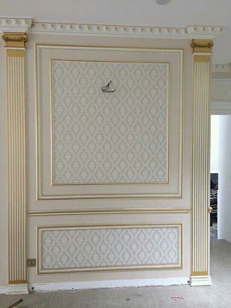 Vintage Wall Design, Gold Trim Walls, Wall Molding Living Room, Wall Molding Design, Living Room Panelling, Door Design Photos, House Wall Design, Interior Design Your Home, Hall Interior Design