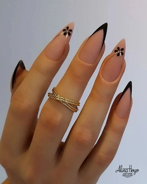 Black And Gold Geometric Nails, Black And Gold Design Nails, Black Almond Nails Designs Simple, Black And Gold French Nails, Short Stilleto Nails Design, Black And Gold Nails Almond, Cute Stilleto Nails, Black And Gold Almond Nails, Simple Stiletto Nails Designs