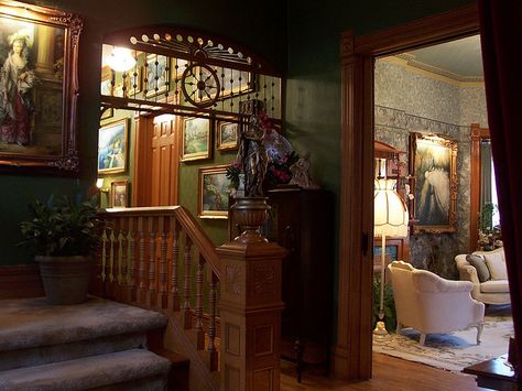 Victorian Foyer, Vintage Rooms, Old House Interior, Victorian Home Interior, Victorian Interior, Victorian Interiors, Interiors Dream, Victorian Decor, House Interiors