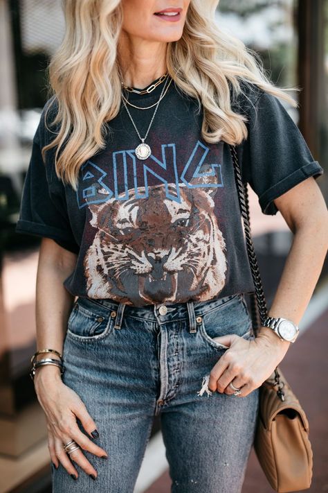 Dallas fashion blogger wearing an Anine Bing graphic tee Anine Bing Tee Outfit, Anine Bing Tshirt Outfit, Anine Bing Tee, Style A Graphic Tee, Worship Outfits, Outfits Miami, Neutral Vibes, Fall Tee Shirts, Shirt Styling