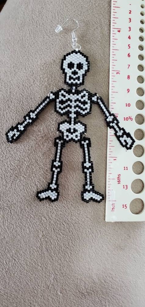 Beaded Skeleton Pattern, Halloween Jewelry Diy Ideas, Seed Bead Halloween Earrings, Skull Perler Bead Earrings, Beaded Skeleton Earrings, Beaded Skeleton, Skeleton Beaded Earrings, Beaded Horror Earrings, Spooky Beaded Earrings