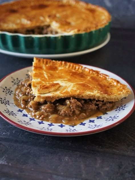 Minced Beef and Onion Pie Steak And Onion Pie Recipe, Mince Pie Recipe Beef, Minced Beef And Onion Pie, Maalvleis Geregte, Minced Beef Pie, Steak And Ale Pie British, Aussie Pie, Onion Pie Recipe, Pocket Pies