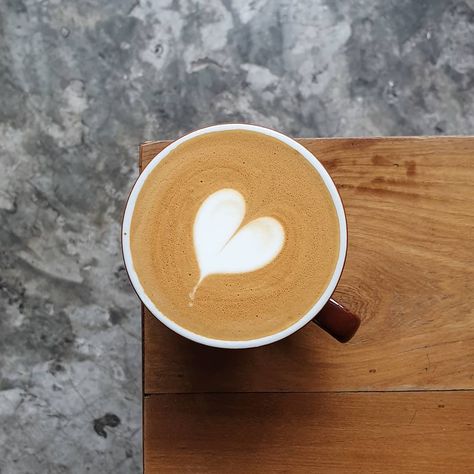 Coffee Art Aesthetic, Latte Art Aesthetic, Heart Latte Art, Coffee Designs Art, Minimal Coffee, Cappuccino Art, Coffee Prices, Coffee Latte Art, Foam Art