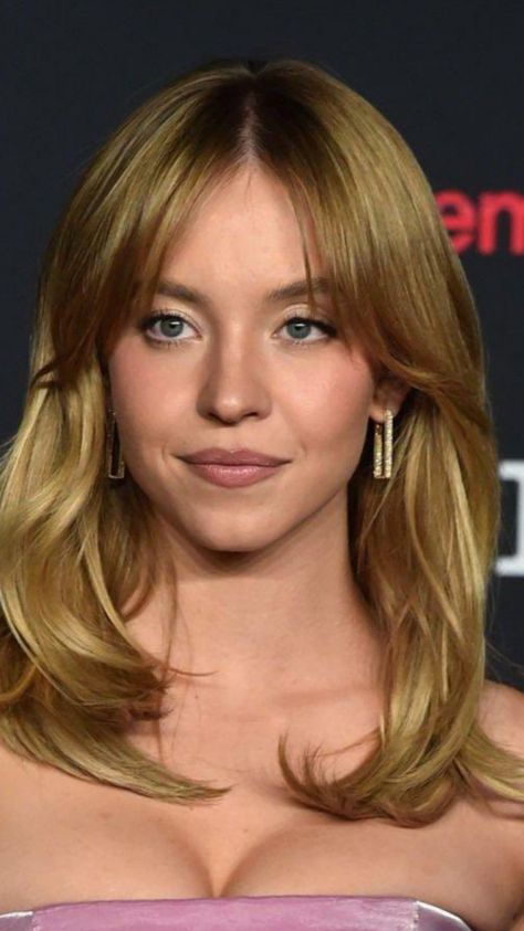 Sydney Sweeney Curtain Bangs, Sydney Sweeney Hair Bangs, Sydney Sweeny Bangs, Sydney Sweeney Haircut, Sydney Sweeney Hair Anyone But You, Sydney Sweeney Bangs, Sidney Sweeney Hair, Feminine Haircuts, Sydney Sweeney Hair