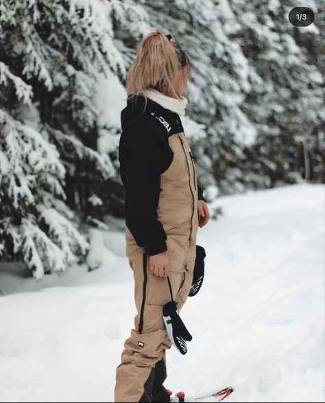 Snow Board Outfits For Women, Montec Ski Outfit, Snow Outfits For Women Snowboarding, Womens Snowboarding Outfits, Snowboarding Style Outfits, Snowboard Outfits For Women, Snow Boarding Outfits Woman, Womens Snowboard Outfits, Snowboard Outfit Women