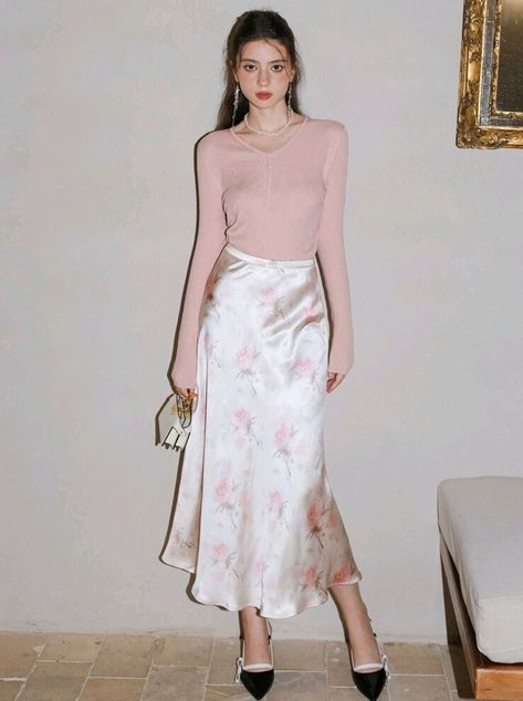 Soft Pink Outfits Aesthetic, Trendy Outfits Casual Summer, Long Pink Skirt Outfit, Feminine Modest Outfits, Pink Satin Skirt Outfit, White Satin Skirt Outfit, Satin Skirt Outfit Summer, Elegant Casual Outfit, Floral Skirt Outfits