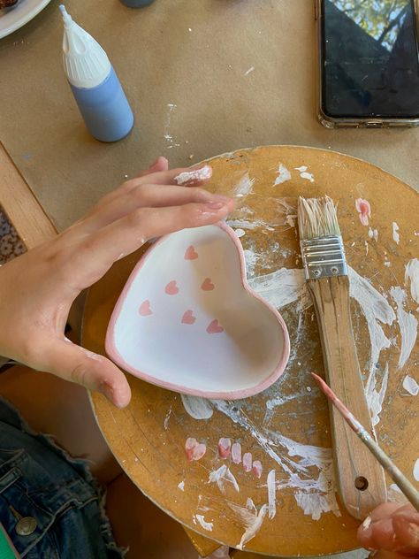 Ceramic Making Aesthetic, Pottery Painting Class Aesthetic, Clay Painting Aesthetic, Paint Pottery Aesthetic, Pottery Asthetic Ideas, Painting Ceramics Aesthetic, Painting Pottery Date, Clay Making Aesthetic, Aesthetic Painted Pottery