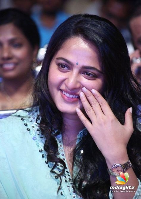 Anushka Anushka Shetty Images, Green Designer Dress, Anushka Pics, Prabhas And Anushka, Face Closeup, Anushka Photos, Oily Face, Anushka Shetty, Bollywood Photos