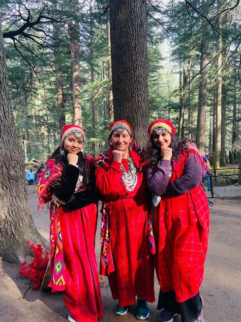 Kashmir Clothes, Adventure Travel Explore, Jammu And Kashmir, Indian Dress, Photo Pose, Girly Art, Urdu Poetry, Food Pictures, Traditional Dresses