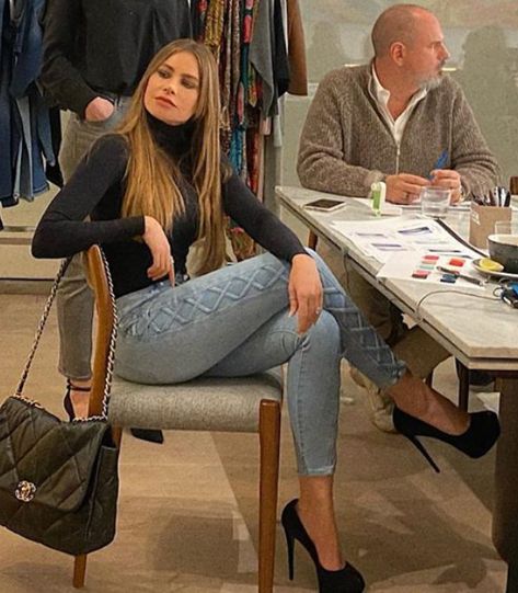 Gloria Pritchett Outfits, Modern Family Outfits, Gloria Modern Family, Gloria Pritchett, Jeans And Pumps, Sofia Vergara Style, Sophia Vergara, Soft Dramatic, Joe Manganiello