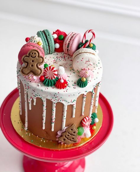 Kelsey Elizabeth on Instagram: “🎄🎅🏼♥️⛄️🪵Our Candy Gingerbread Drip Cake, Bûche de Noël, and custom Gingerbread House Treat Boxes are just a few of my favorite things on…” Gingerbread Cake Christmas, Gingerbread Cake Decorating Ideas, Gingerbread House Cupcakes, Oh What Fun Birthday Cake, Gingerbread Themed Cake, Birthday Cake Christmas Theme, Christmas Drip Cake Ideas, Cake With Gingerbread Decorations, Gingerbread Birthday Party Cake