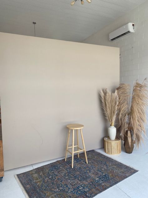 Neutral Photo Studio, Fall Photography Studio, Small Home Photo Studio, Beige Backdrop Photoshoot, Photography Studio Waiting Area, Shoot Setup Ideas, Photo Studio Organization, Small Film Studio, Boutique Photoshoot Backdrop