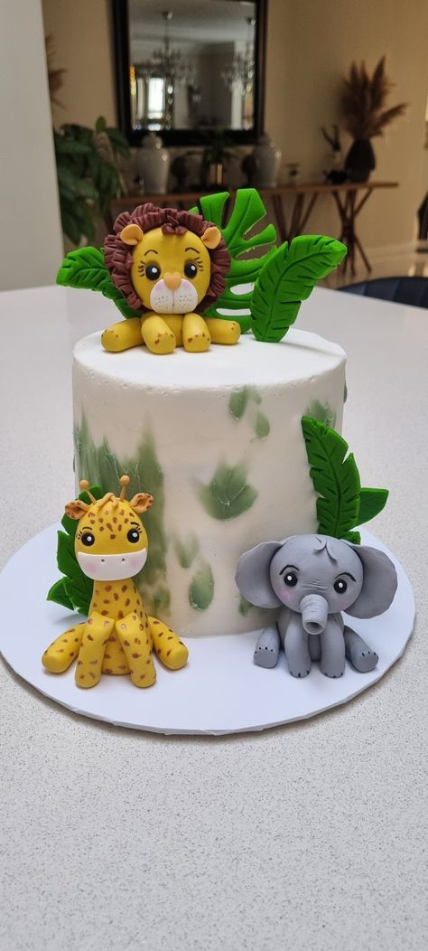 First birthday cake Forest Theme Cakes, Zoo Animal Cakes, Fondant Giraffe, Animal Fondant, Safari Cake Topper, Nude Cake, Sugar Animal, Topper Safari, Fondant Elephant