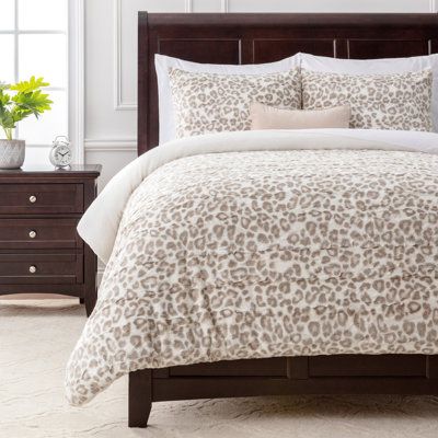 This Everly Quinn faux fur duvet cover set is made of a super soft premium quality polyester. Not only does our cozy and super soft bedding make it easy to relax and get a comfortable sleep but adds extra texture to your décor and turns your room into an inviting space with this simple yet classy and elegant design. Reverse side features beautiful ultra soft mink. Our variety of colors can suit your personal style and bring a fresh new look to your bedroom. The included pillow covers with revers Chambre Inspo, Reversible Duvet Covers, Soft Bedding, Room Makeover Inspiration, Soft Duvet Covers, Minky Blanket, King Duvet, King Duvet Cover, Room Inspiration Bedroom