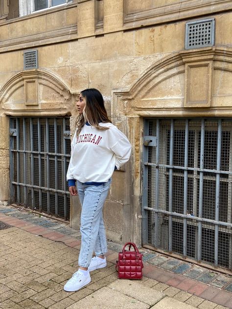 Autumn outfit. Ofersized american sweatshirt with Tommy Hilfiger trainers and a matching red bag Tommy Hilfiger Sweatshirt Outfit, Crewneck Sweatshirt Outfit, Sweatshirt Design Ideas, Summer Sweatshirt, Sweatshirt Aesthetic, Tommy Hilfiger Sweatshirt, Sweatshirt Outfit, Cute Sweatshirts, Blue Outfit