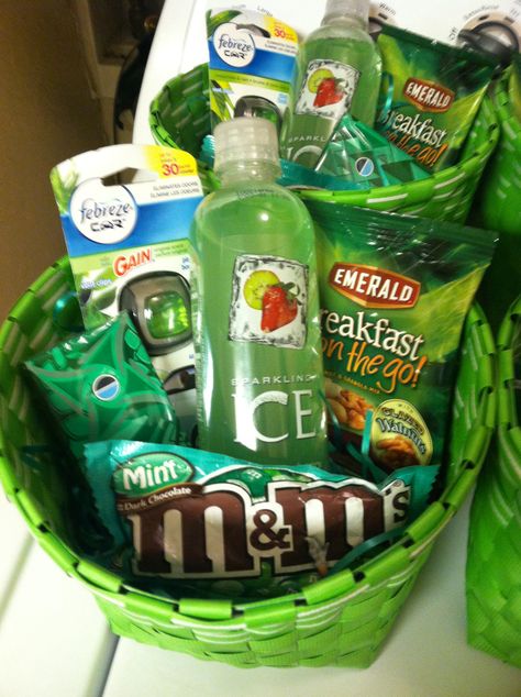 St Patricks day baskets for aydens teachers! Baskets For, Secret Pal Gifts, St Patricks Day Gift, Green Basket, Bff Birthday Gift, Bff Birthday, Themed Gift Baskets, Birthday Gift Baskets, Cute Birthday Gift