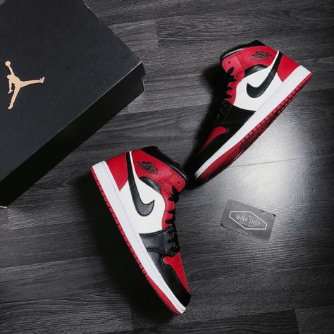 Air Jordan 1 Mid Chicago - Black Toe (GS) Check more at https://kingshooz.com/product/air-jordan-1-mid-chicago-black-toe-gs/ Jordan 1 Mid Chicago Black Toe, Air Jordan 1 Mid Chicago, Jordan 1 Mid Chicago, Af1 Shoes, Nike Air Jordan Shoes, Unique Sneakers, Custom Air Force 1, Nike Air Jordans, Air Jordan Shoes