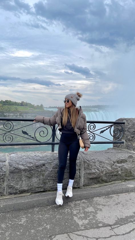 Outfit Niagara Falls , Niagara Falls , canada , outfit canada otoño Outfit For Canada Winter, Chile Winter Outfit, Outfit Ideas For Niagara Falls, Snow Outfit Ideas For Women, Spring Canada Outfit, Canada September Outfit, Cold Mountain Outfit, Canada Vacation Outfits, Peru Winter Outfits