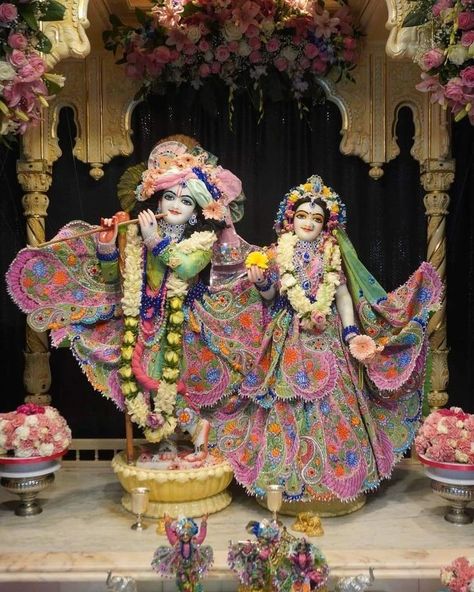 Radha Radha ✨ Vrindavan Krishna Images, Happy Janmashtami Image, Janmashtami Photos, Vrindavan Photography Pictures, Iskcon Vrindavan, Radha Radha, राधा कृष्ण वॉलपेपर, Krishna Drawing, Beast Wallpaper