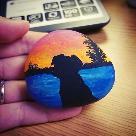 Painted rock / rock painting / rock art / painted stones / dogs / sunset Rock Painting Ideas Sunset, Dog Rock Painting Ideas, Rock Painting Dogs, Dog Painted Rocks, Dog Rock Painting, Art Pierre, Painted Rock Animals, Painted Rocks Kids, Summer Painting