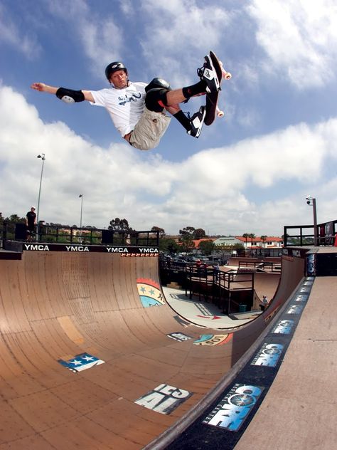 Tony Hawk grabs some air Tony Hawk Skateboard, Skate Photography, Tony Hawk Pro Skater, Skateboard Photos, Vintage Skate, Pro Skaters, Tony Hawk, Action Sports, Roller Derby