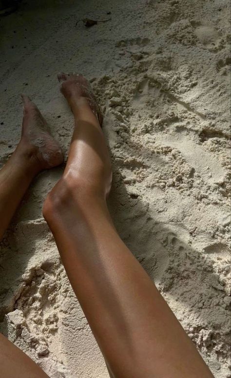 Summer Tanning Aesthetic, Beach Filler Photos, Spray Tan Aesthetic, Spray Tan Marketing, Golden Brunette, Smooth Legs, Tan Legs, Summer Tanning, Tan Body